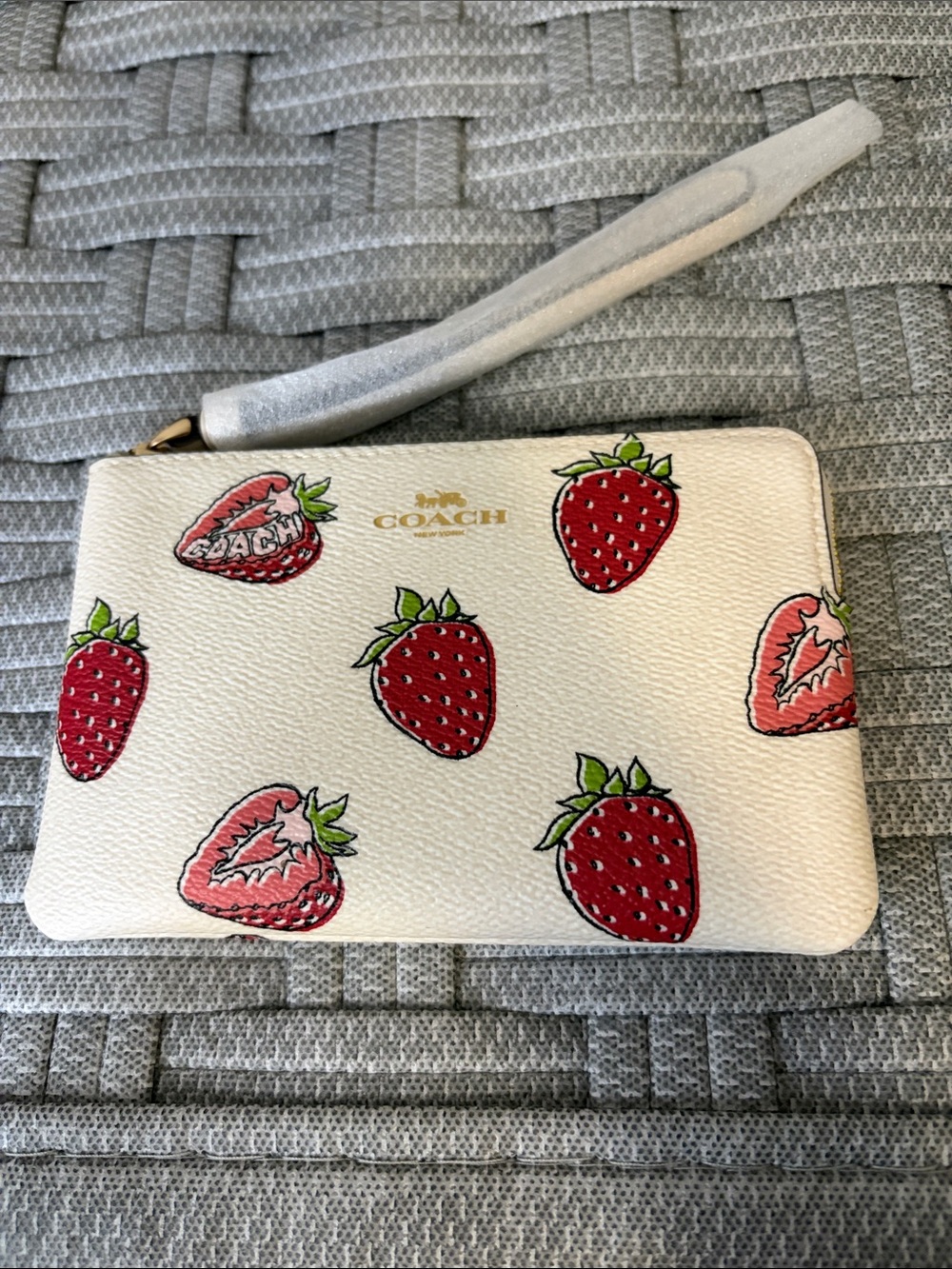 Coach Corner Zip Strawberry Chalk Wristlet Leather Trendy Pockets NEW - Picture 6 of 12